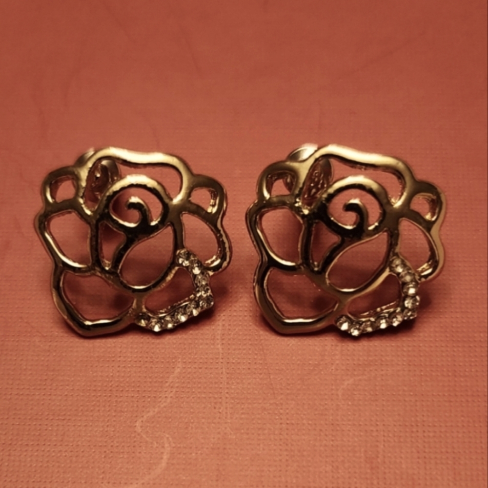 Vintage Gold Tone Flower Piercing Earrings